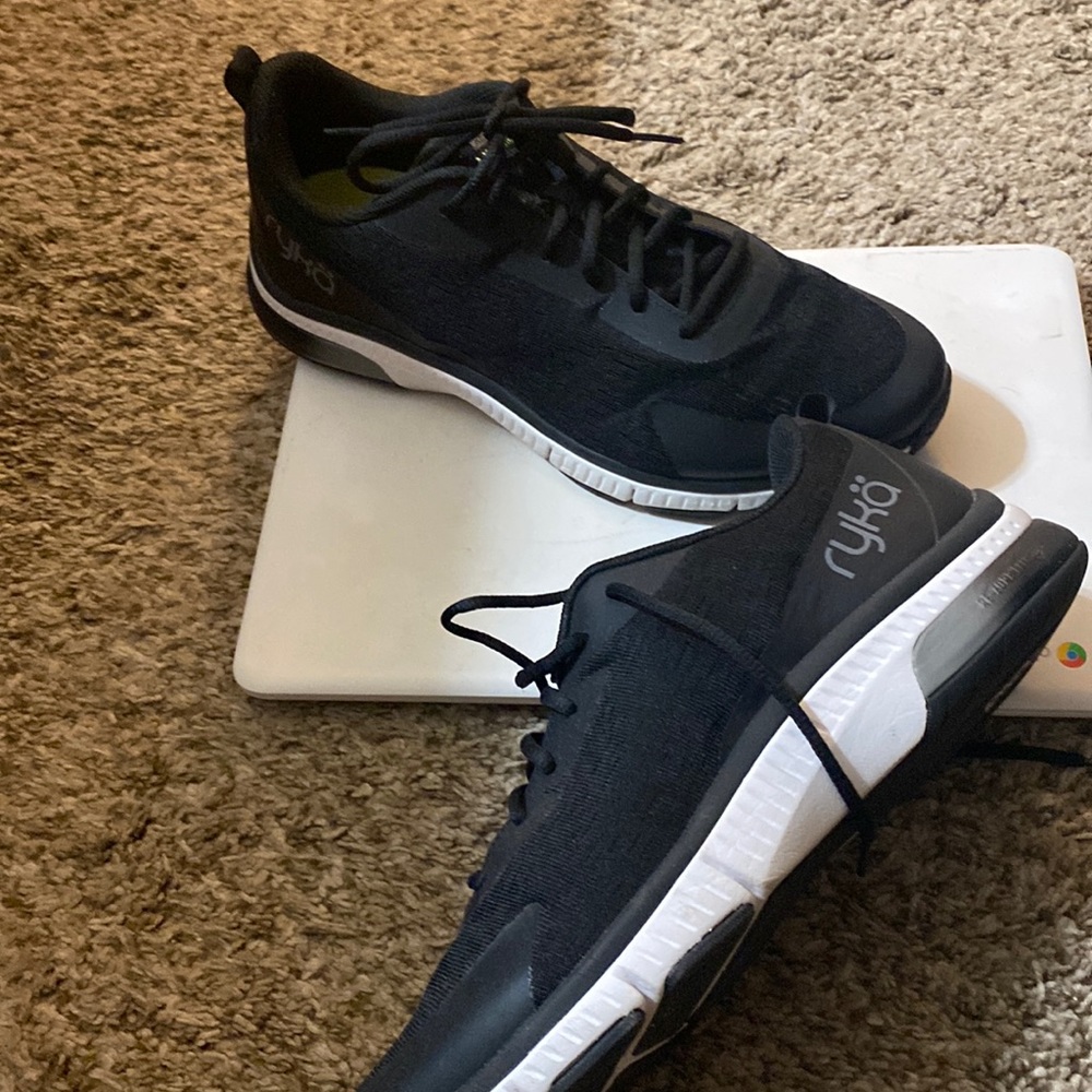 Women black rerun shoe